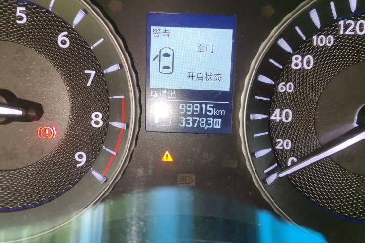 Used Infiniti Q70 2015 Q70L 2.5L Elite Edition Odometer Close Up