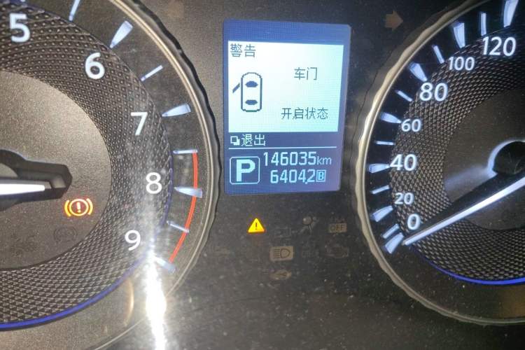 Used Infiniti Q70 2015 Q70L 2.5L Elite Edition Odometer Close Up