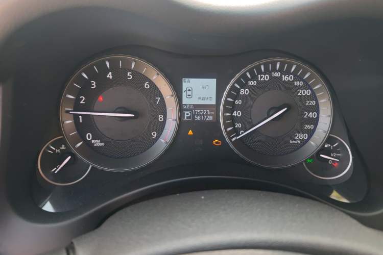 Used Infiniti Q70 2015 Q70L 2.5L Elite Edition Odometer Close Up