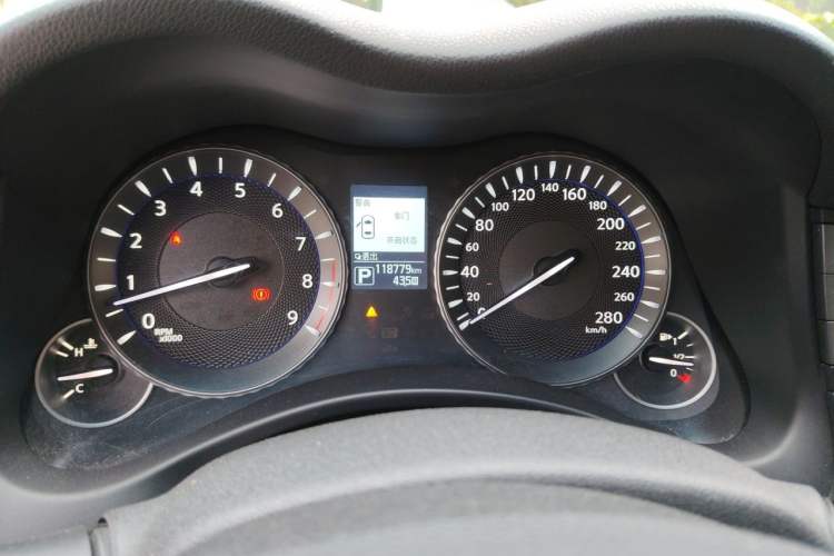 Used Infiniti Q70 2015 Q70L 2.5L Elite Edition Odometer Close Up