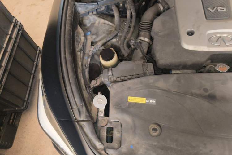 Used Infiniti Q70 2015 Q70L 2.5L Elite Edition Engine Bay Right
