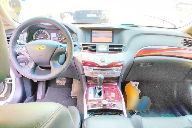 Used Infiniti Q70  Center Console