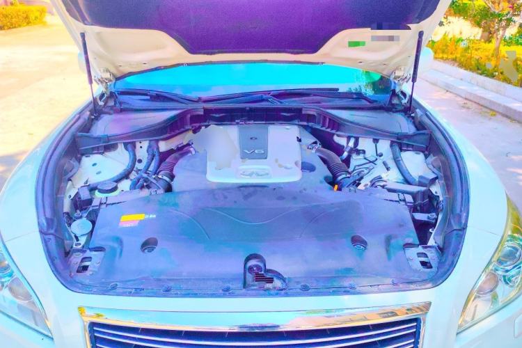 Used Infiniti Q70  Engine Bay