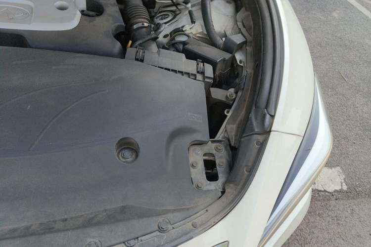 Used Infiniti Q70 2015 Q70L 2.5L Elite Edition Engine Bay Left