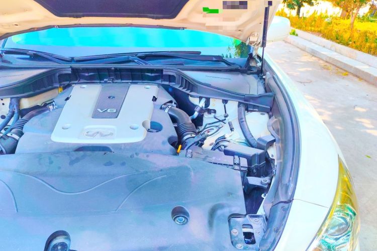 Used Infiniti Q70  Engine Bay Left