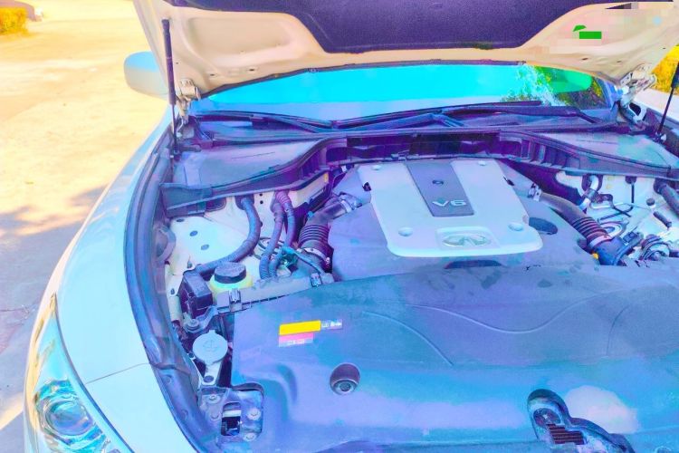 Used Infiniti Q70  Engine Bay Right
