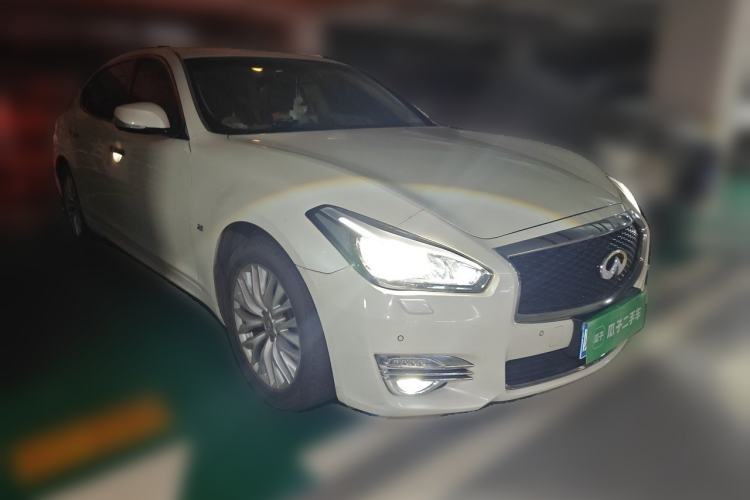 Used Infiniti Q70 2015 Q70L 2.5L Luxury Edition Front Right 45 Deg