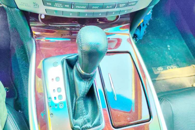 Used Infiniti Q70  Gear Lever