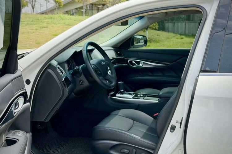Used Infiniti Q70 2015 Q70L 2.5L Elite Edition Interior 4