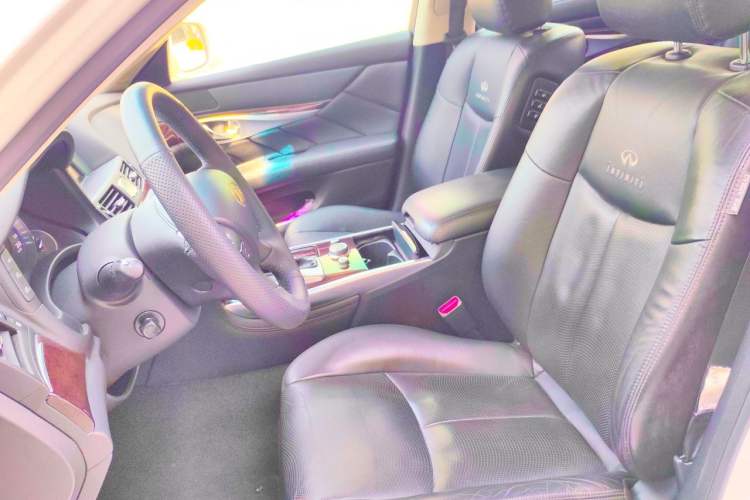 Used Infiniti Q70  Left Front Seat