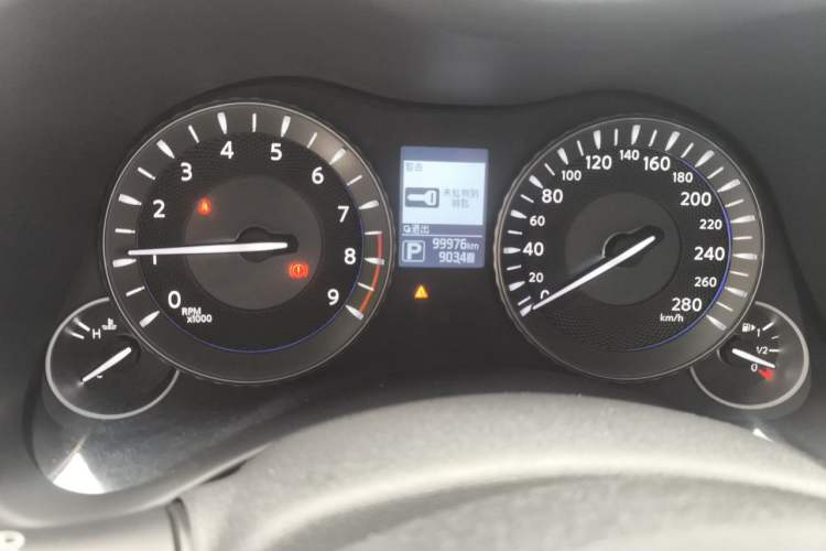 Used Infiniti Q70 2015 Q70L 2.5L Elite Edition Odometer Close Up