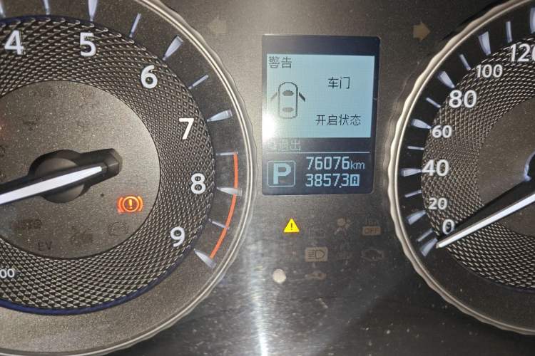Used Infiniti Q70 2015 Q70L 2.5L Luxury Edition Odometer Close Up