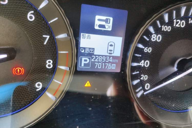 Used Infiniti Q70 2015 Q70L 2.5L Enjoyment Edition Odometer Close Up