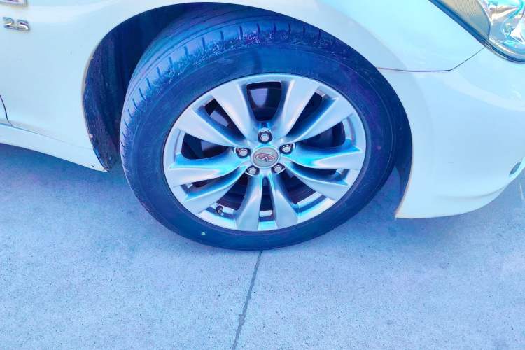 Used Infiniti Q70  Right Front Wheel Hub
