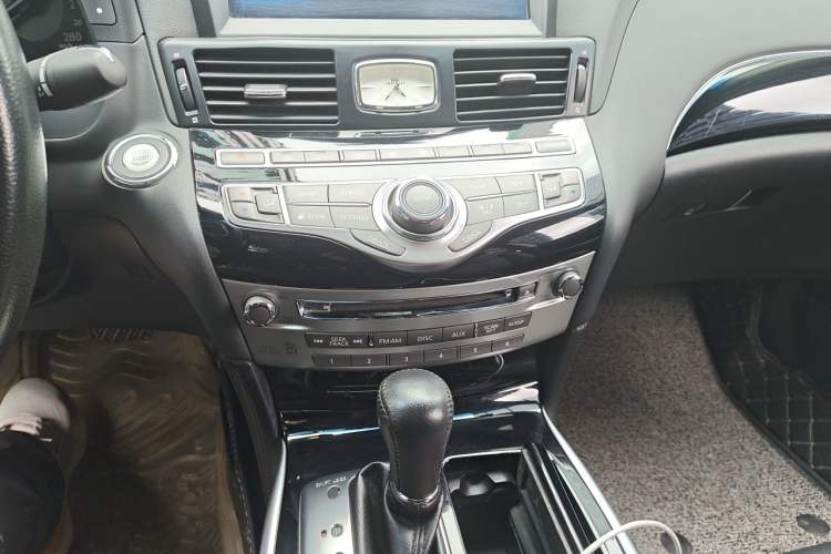 Used Infiniti Q70 2017 Q70L 2.5L Elite Edition Audio And AC Panel