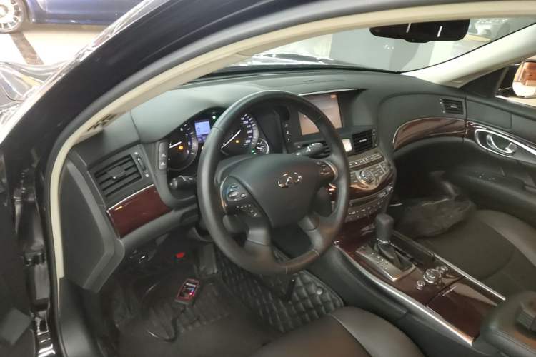 Used Infiniti Q70 2017 Q70L 2.5L Enjoyment Edition Center Console