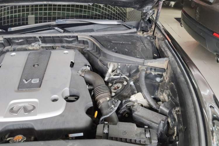 Used Infiniti Q70 2017 Q70L 2.5L Elite Edition Engine Bay Left