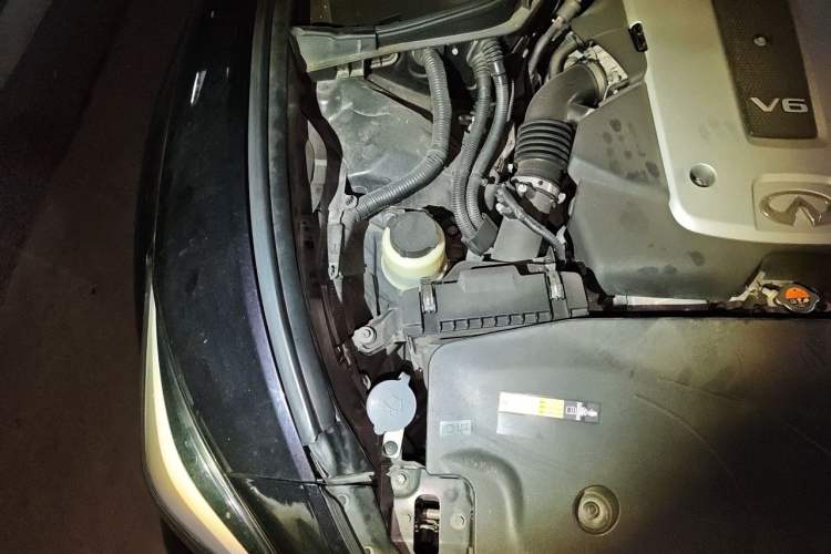 Used Infiniti Q70 2017 Q70L 2.5L Elite Edition Engine Bay Right