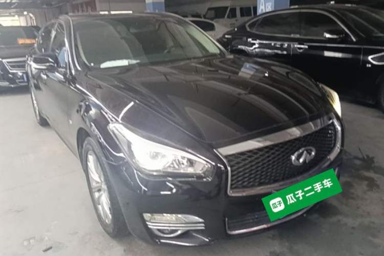 Used Infiniti Q70 2017 Q70L 2.5L Elite Edition Front Right 45 Deg
