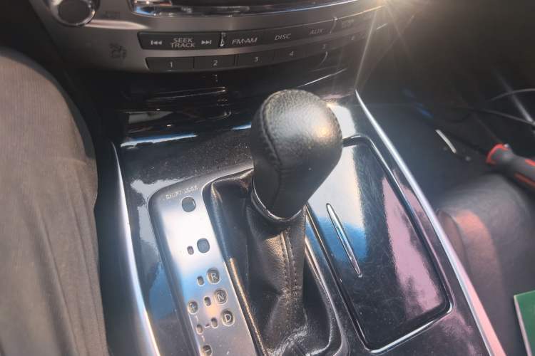 Used Infiniti Q70 2017 Q70L 2.5L Elite Edition Gear Lever