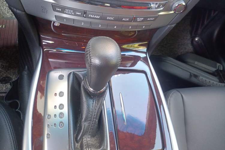 Used Infiniti Q70 2017 Q70L 2.5L Enjoyment Edition Gear Lever