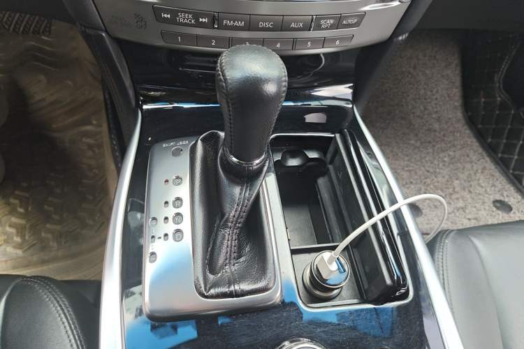 Used Infiniti Q70 2017 Q70L 2.5L Elite Edition Gear Lever