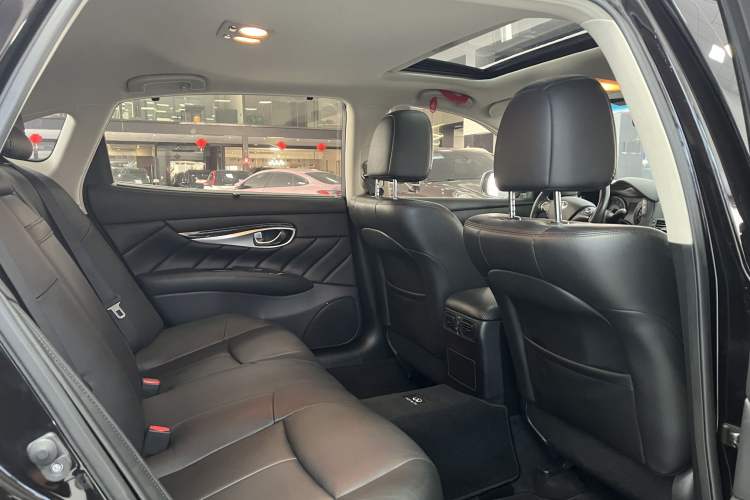 Used Infiniti Q70 2017 Q70L 2.5L Elite Edition Interior 7