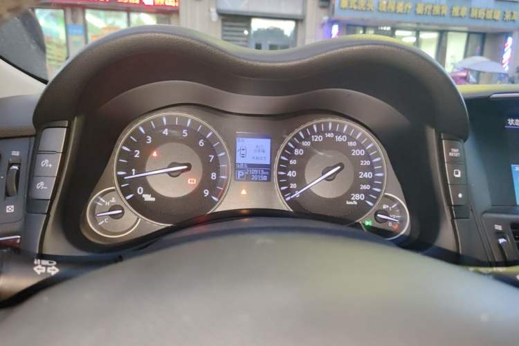 Used Infiniti Q70 2017 Q70L 2.5L Enjoyment Edition Odometer Close Up