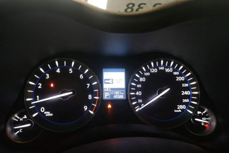 Used Infiniti Q70 2017 Q70L 2.5L Elite Edition Odometer Close Up
