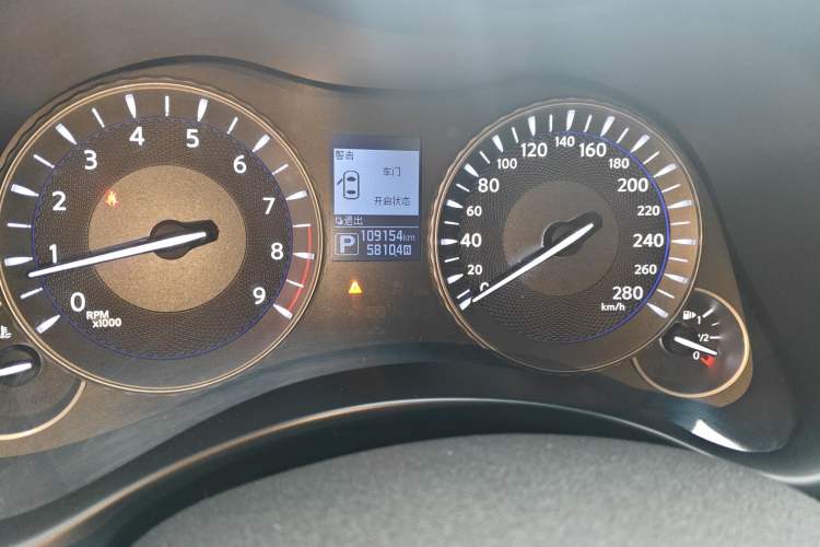 Used Infiniti Q70 2017 Q70L 2.5L Enjoyment Edition Odometer Close Up