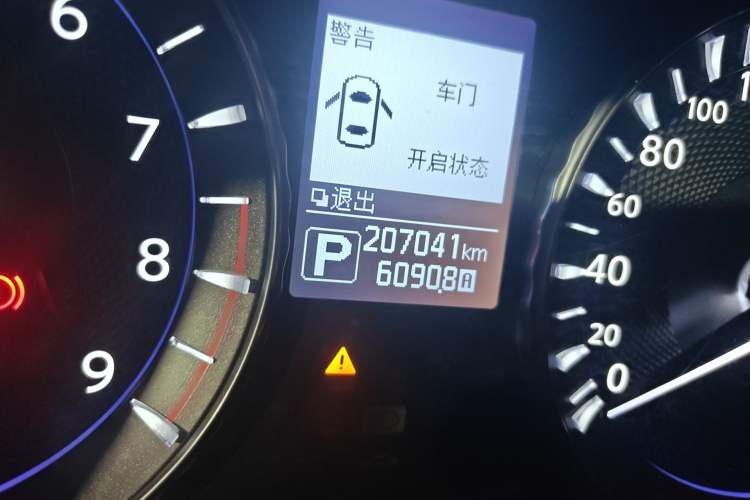 Used Infiniti Q70 2017 Q70L 2.5L Elite Edition Odometer Close Up