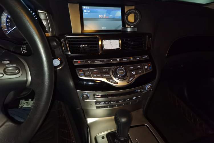 Used Infiniti Q70 2017 Q70L 2.5L Elite Edition Audio And AC Panel