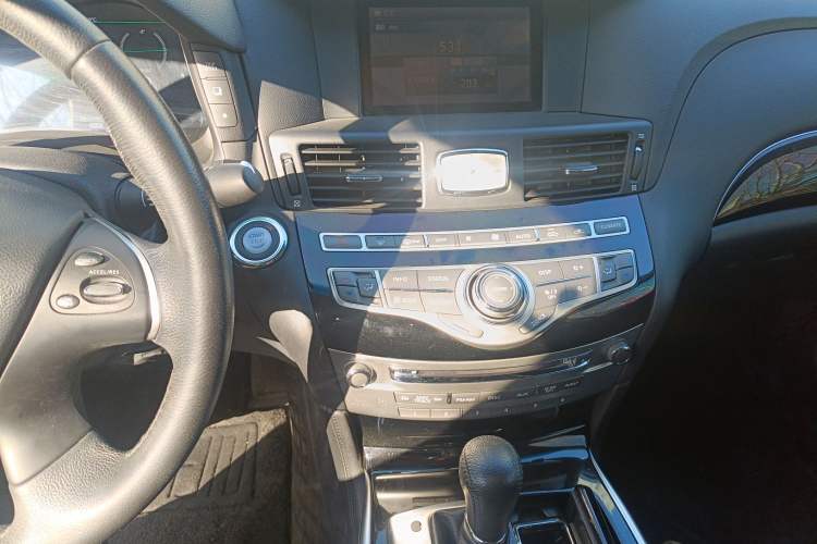 Used Infiniti Q70 2017 Q70L 2.5L Elite Edition Audio And AC Panel