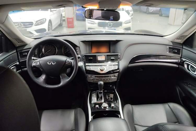 Used Infiniti Q70 2017 Q70L 2.5L Elite Edition Center Console