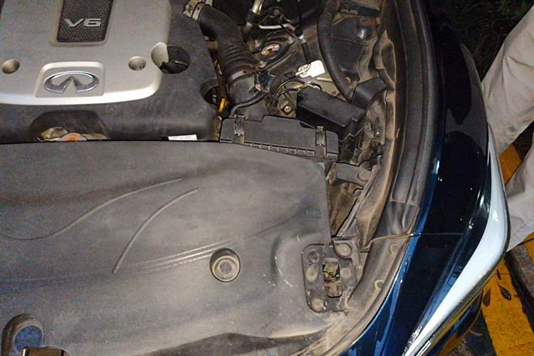 Used Infiniti Q70 2017 Q70L 2.5L Elite Edition Engine Bay Left