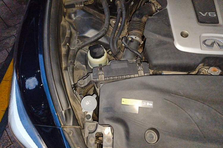 Used Infiniti Q70 2017 Q70L 2.5L Elite Edition Engine Bay Right