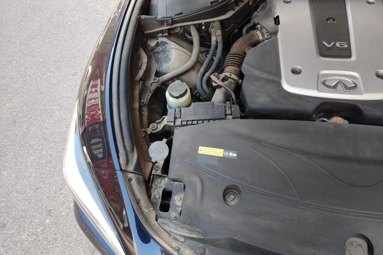 Used Infiniti Q70 2017 Q70L 2.5L Elite Edition Engine Bay Right