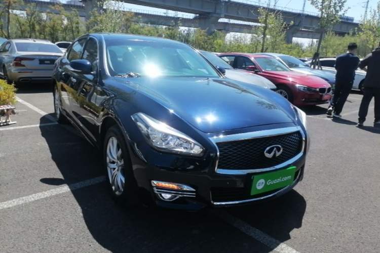 Used Infiniti Q70 2017 Q70L 2.5L Elite Edition Front Right 45 Deg