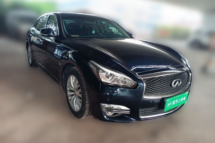 Used Infiniti Q70 2017 Q70L 2.5L Luxury Edition Front Right 45 Deg