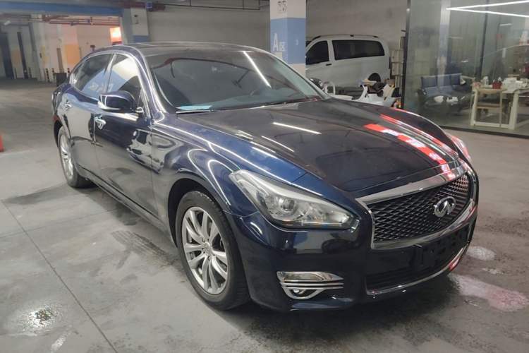Used Infiniti Q70 2017 Q70L 2.5L Elite Edition Front Right 45 Deg