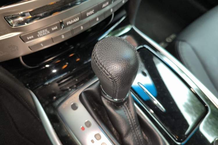 Used Infiniti Q70 2017 Q70L 2.5L Elite Edition Gear Lever
