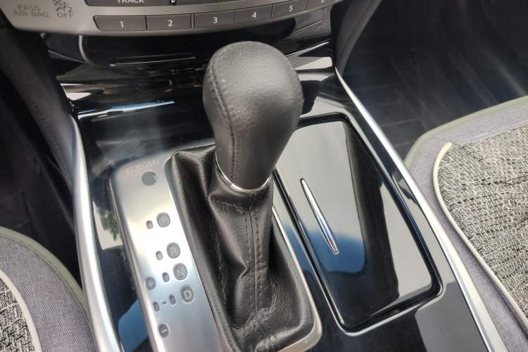 Used Infiniti Q70 2017 Q70L 2.5L Elite Edition Gear Lever