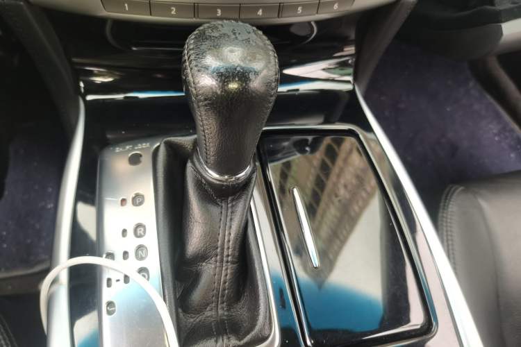 Used Infiniti Q70 2017 Q70L 2.5L Elite Edition Gear Lever