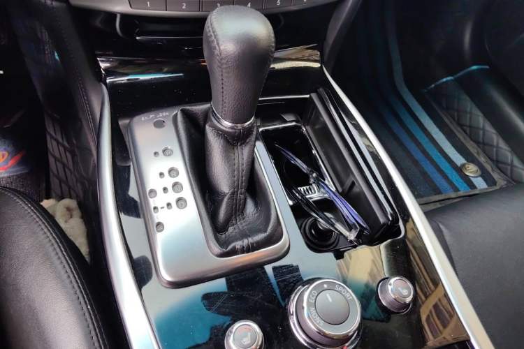 Used Infiniti Q70 2017 Q70L 2.5L Elite Edition Gear Lever