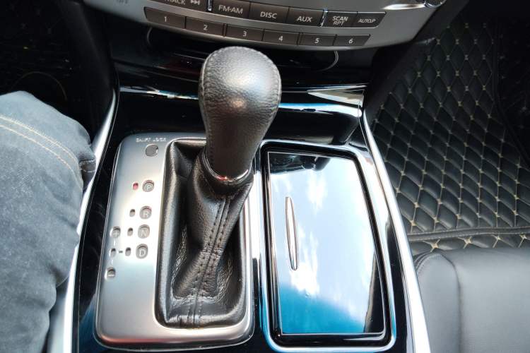 Used Infiniti Q70 2017 Q70L 2.5L Elite Edition Gear Lever