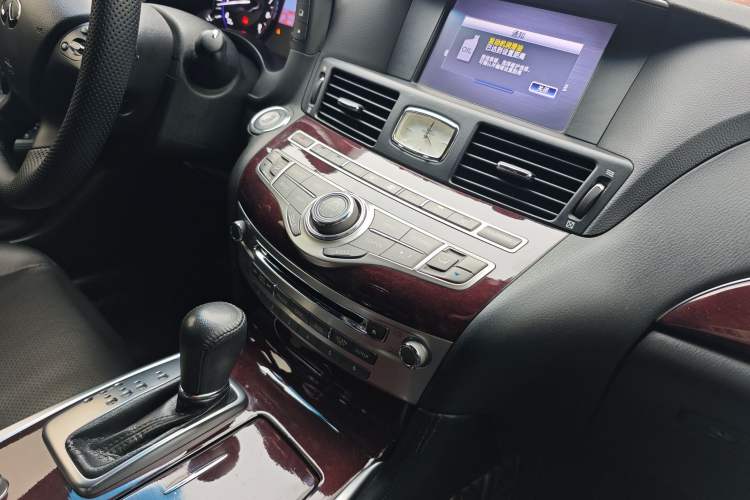 Used Infiniti Q70 2017 Q70L 2.5L Enjoyment Edition Interior 4