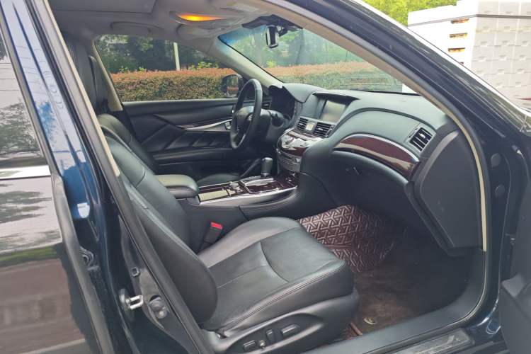 Used Infiniti Q70 2017 Q70L 2.5L Enjoyment Edition Interior 9