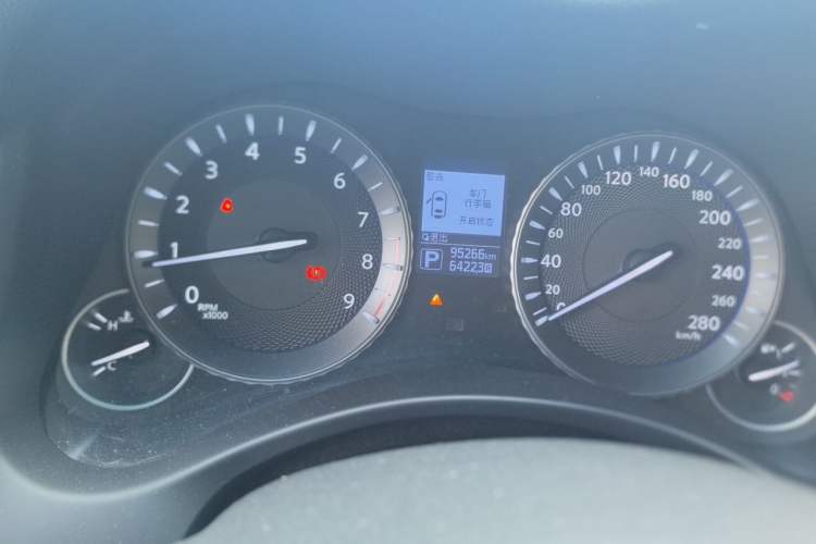 Used Infiniti Q70 2017 Q70L 2.5L Luxury Edition Odometer Close Up