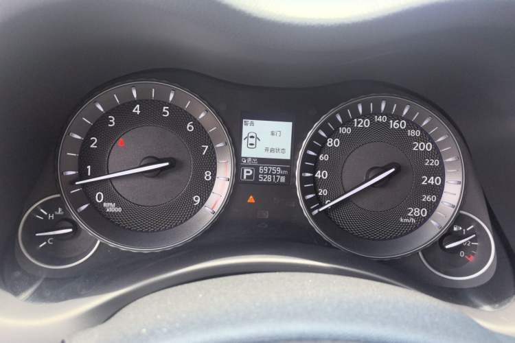 Used Infiniti Q70 2017 Q70L 2.5L Elite Edition Odometer Close Up