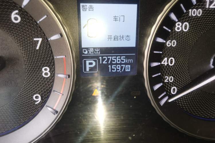 Used Infiniti Q70 2017 Q70L 2.5L Enjoyment Edition Odometer Close Up